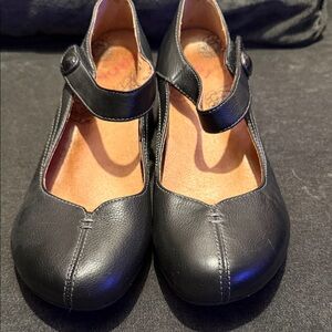 Beautiful Taos Mary Jane black leather shoes in EUC! Size 9